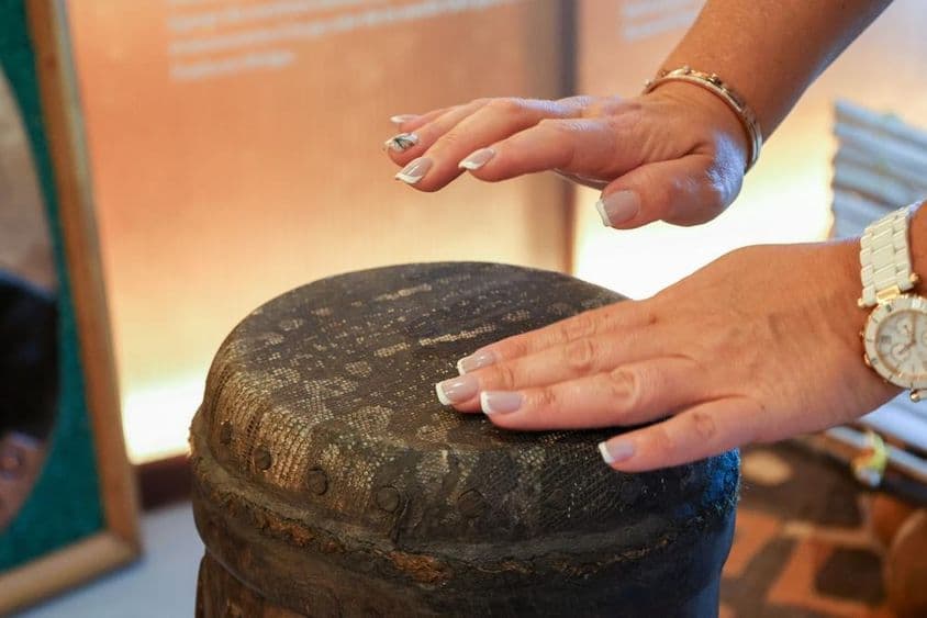 迪拜,阿拉伯联合酋长国,非裔女子演奏打击乐器。