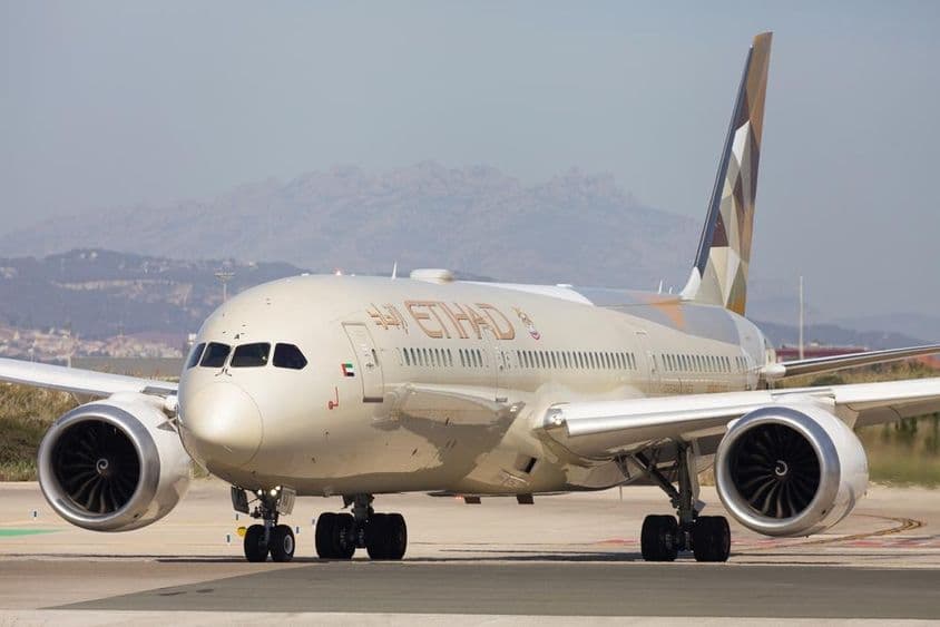 阿提哈德航空的波音787-9梦想客机在滑行道上。