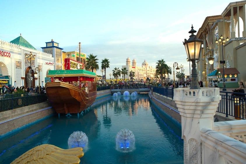 迪拜全球村傍晚时分的景观