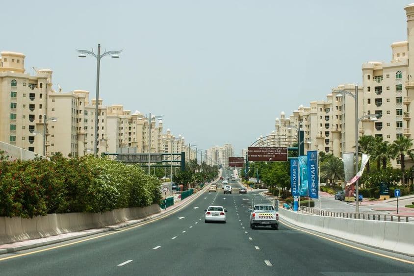 迪拜非高峰时段的交通情况。
