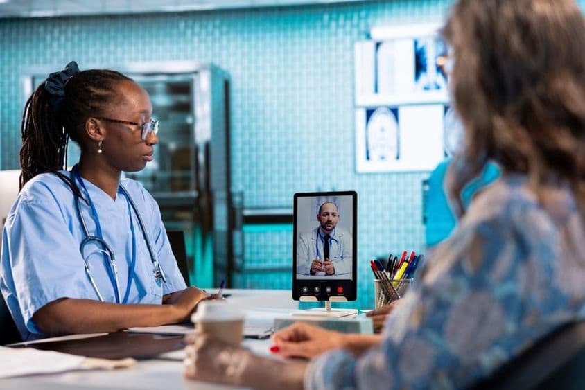 护士与医生进行远程咨询和远程医疗的视频通话。