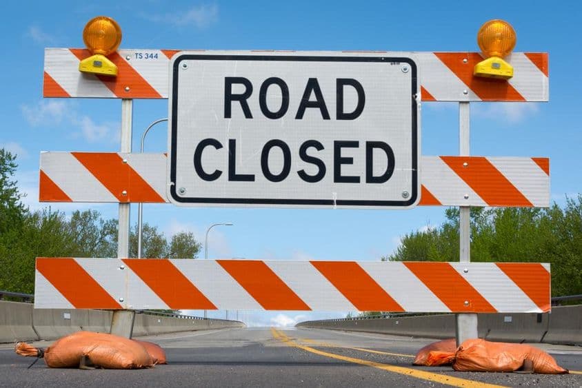 封闭道路路段标志。