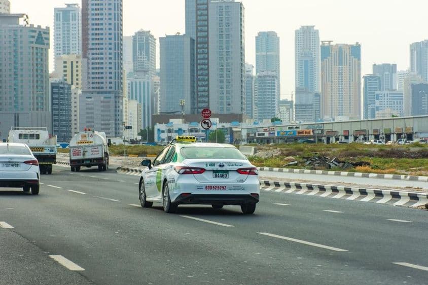 沙迦市内行驶的阿曼出租车。