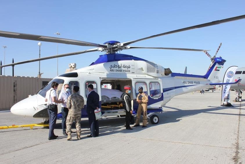 阿布扎比警方直升机在2021年迪拜国际航空展上的场景。