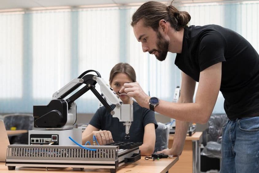 制造自动化和机器人实验室中的人工智能机器人。