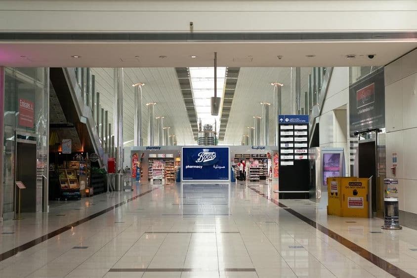 迪拜国际机场的内部视图。