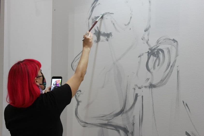 艺术家在“世界艺术迪拜”艺术展上工作