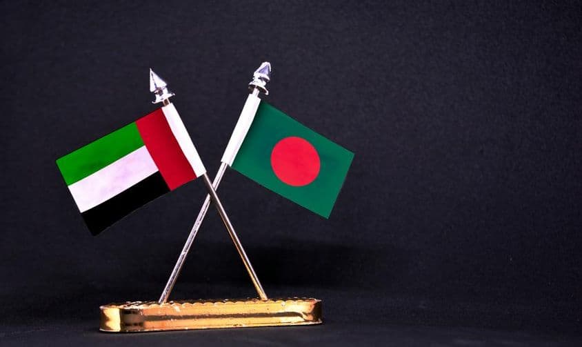 阿联酋和孟加拉国桌上小国旗。
