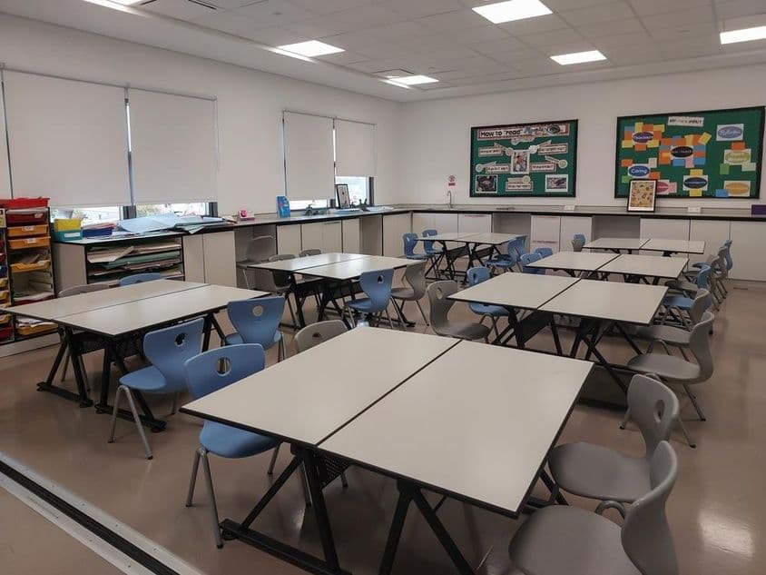 大学空教室中的椅子和书桌。