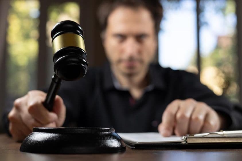 法官手持法槌,示意审判结束。