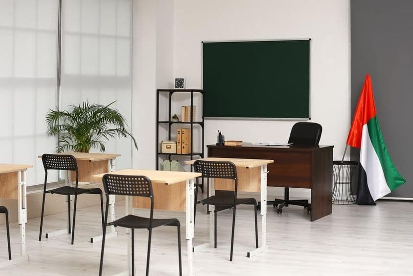 一间教室的内部,悬挂着阿拉伯联合酋长国的国旗。