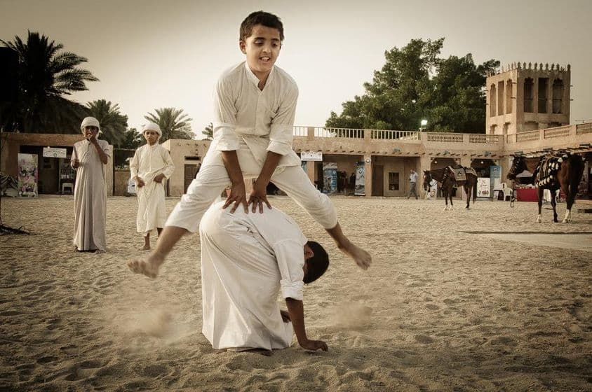 孩子们玩流行游戏。