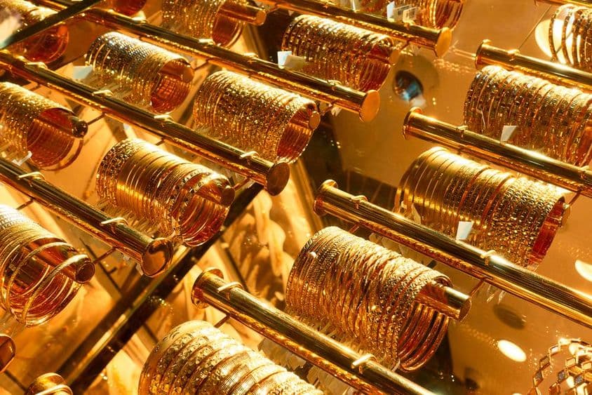 迪拜金色市场中的珠宝店金手链。