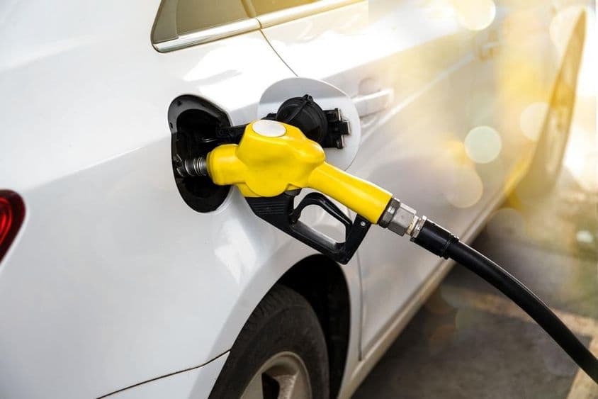 一辆白色汽车在迪拜一个加油站加油。