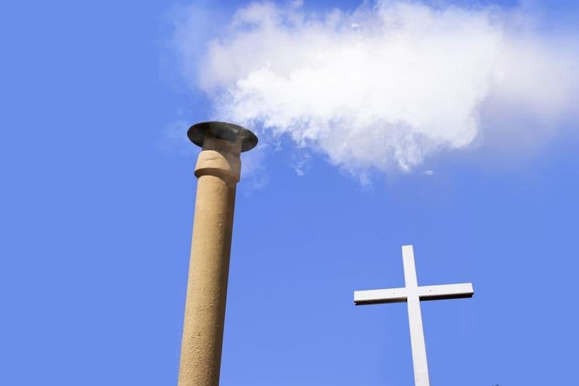 白烟从西斯廷教堂顶部的烟囱升起(梵蒂冈城)。