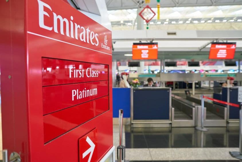 阿联酋航空在香港国际机场的办理登机手续区域。