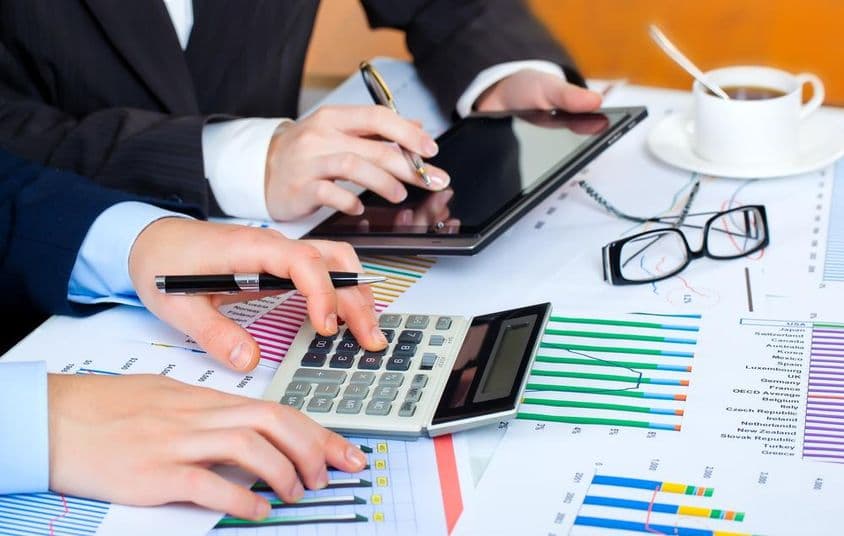 图表、计算器、平板电脑、认真研究数据的手