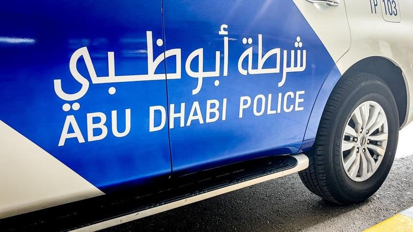 阿布扎比警车,带有英文和阿拉伯文字。