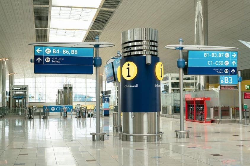 迪拜国际机场空旷的内部。