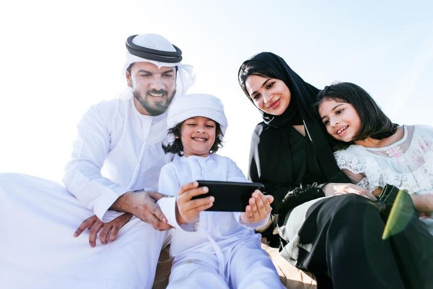 一个小孩在手机上观看卡通。