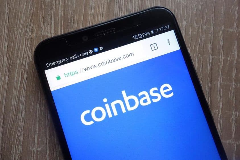Coinbase 金融科技公司的网站在一部现代智能手机上。