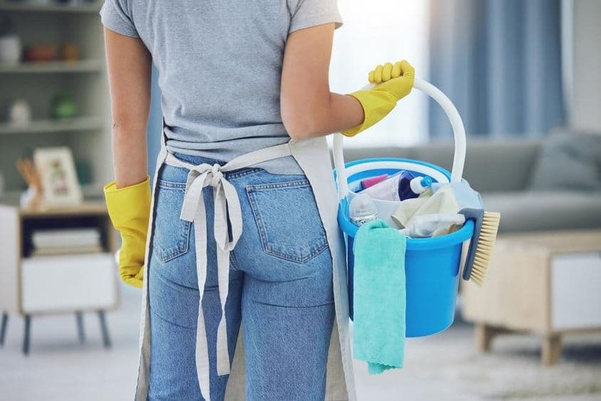 在客厅工作的家庭帮手。