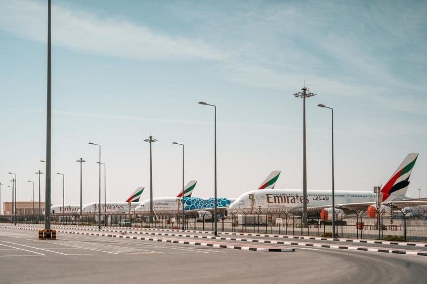 在机场的阿联酋航班。