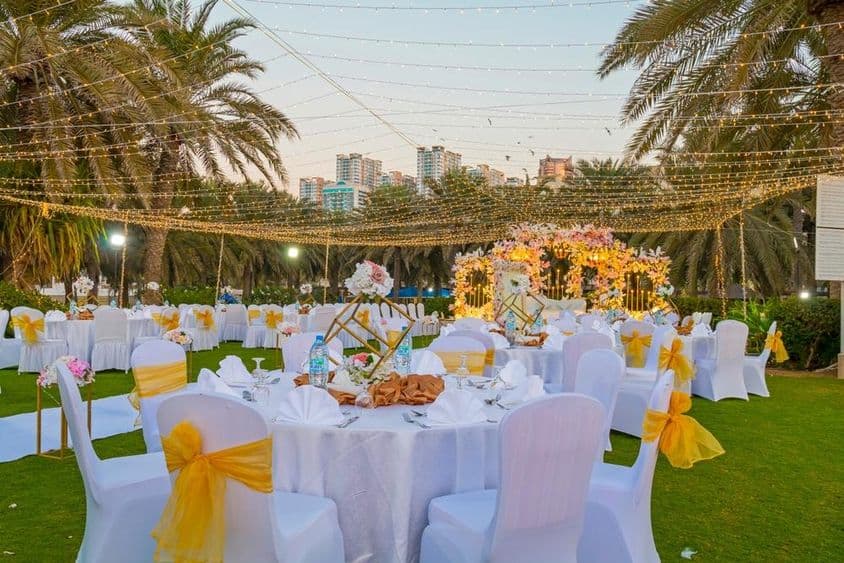 沙迦花园中的优雅婚礼装饰。