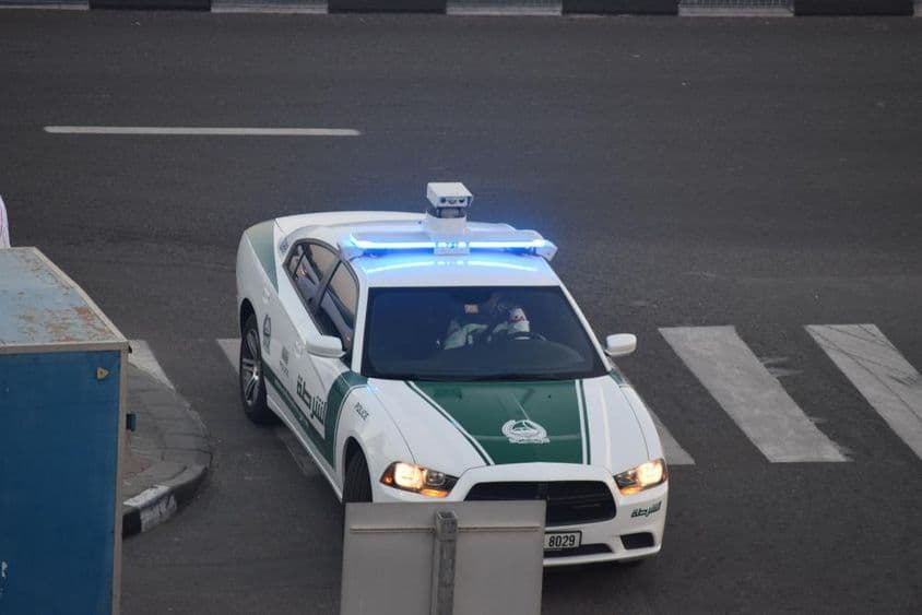 一辆迪拜警车沿着街道行驶。