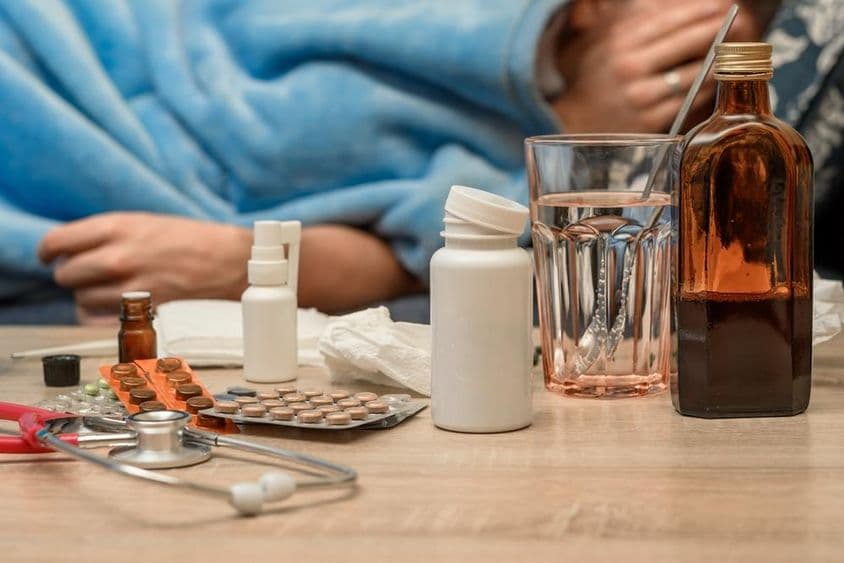 患有感冒和发烧的男子躺在床上。