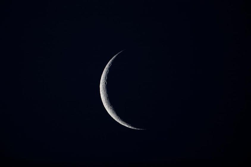 天空中的月亮。