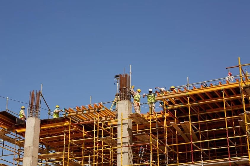 阿布扎比,建筑工人建造摩天大楼。