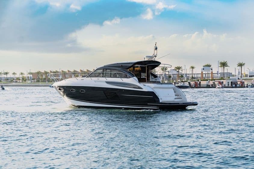 奢华游艇在迪拜港口附近航行。