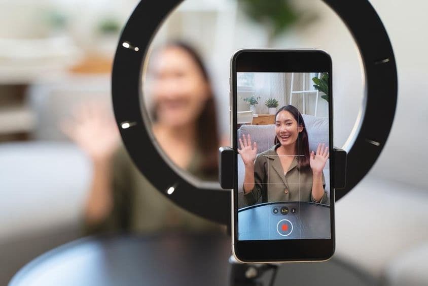 年轻的亚洲女性在网络平台上直播她的频道。