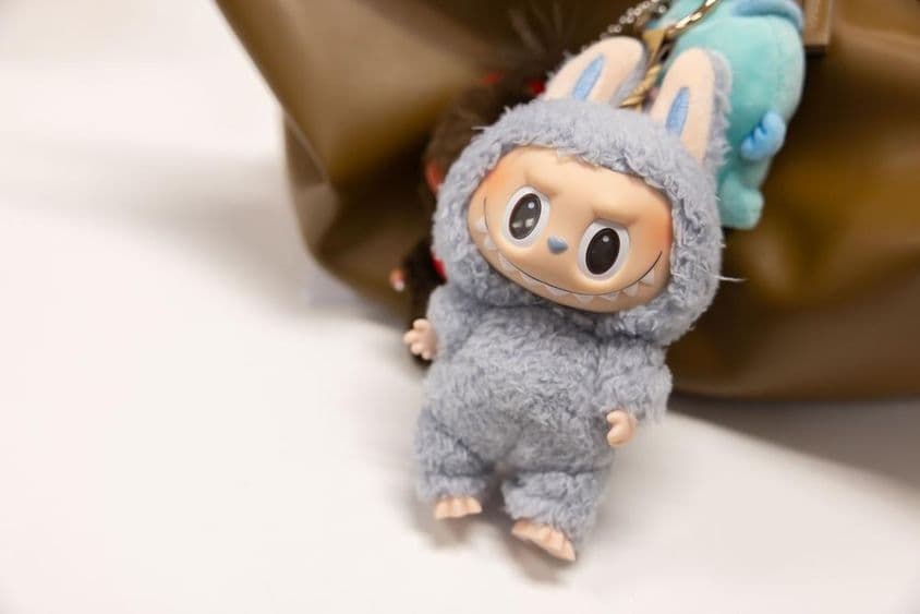 女士包上著名的Popmart拉布布形象