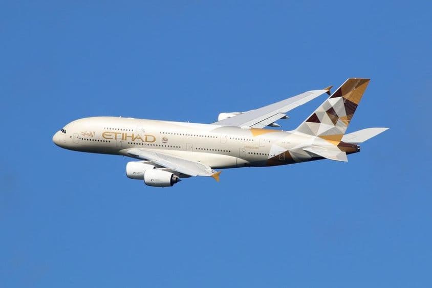 一架阿提哈德航空的空客A380飞机正在飞行中。