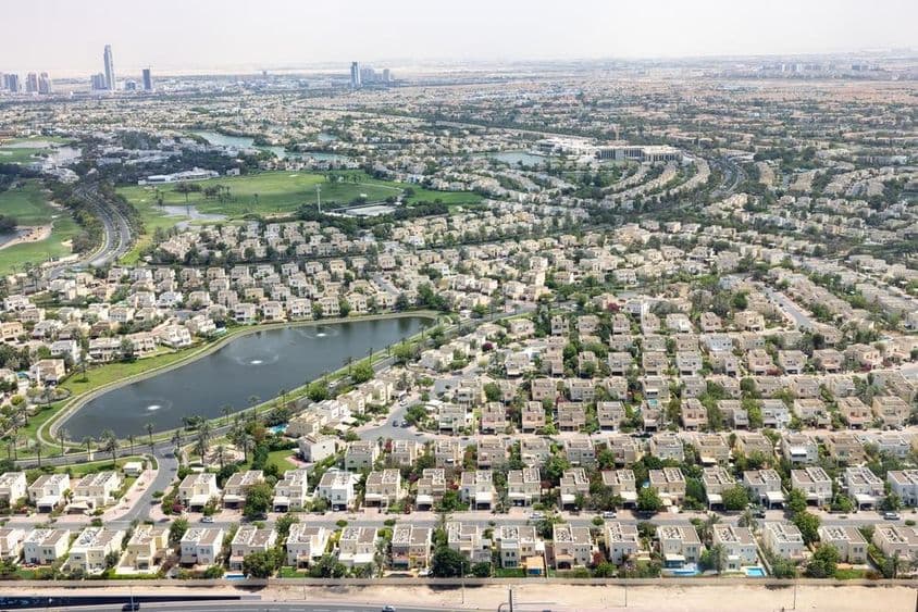 迪拜Emirates Hills社区房屋、湖泊及绿地。
