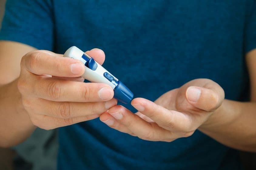 糖尿病管理和使用血糖仪检查高血糖。