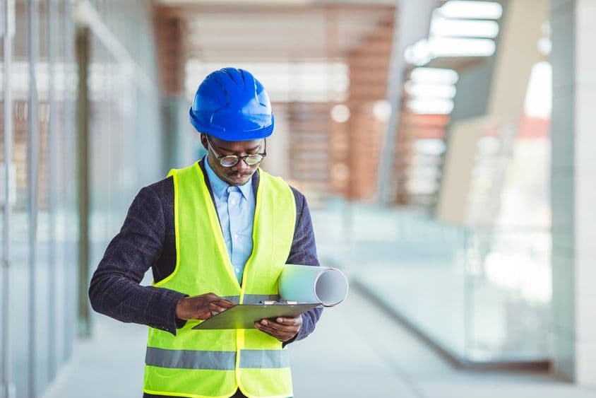 年轻土木工程师分析纸质统计数据。