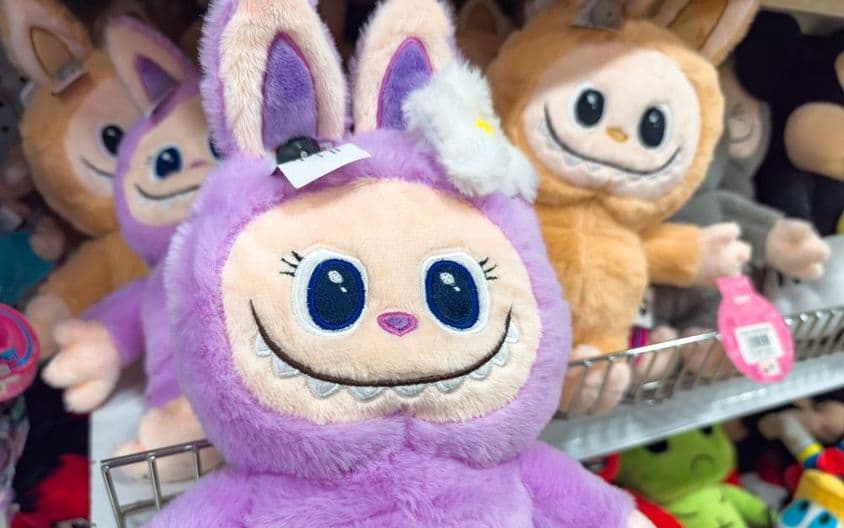 LABUBU毛绒玩具在Pop Mart的The Monsters展览.