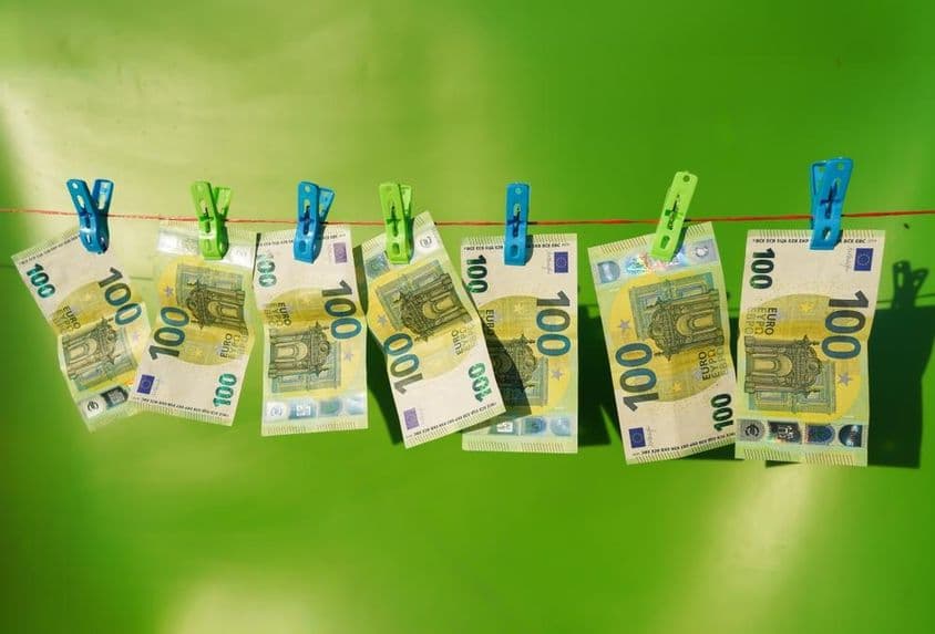 100欧元纸币挂在晾衣绳上晾晒。