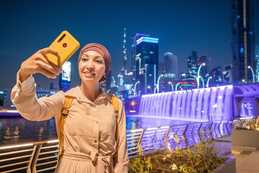 一位女性博主在迪拜市中心自拍。