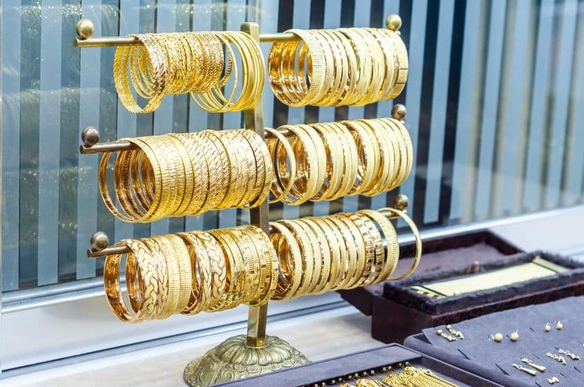 迪拜珠宝店内的金手镯。