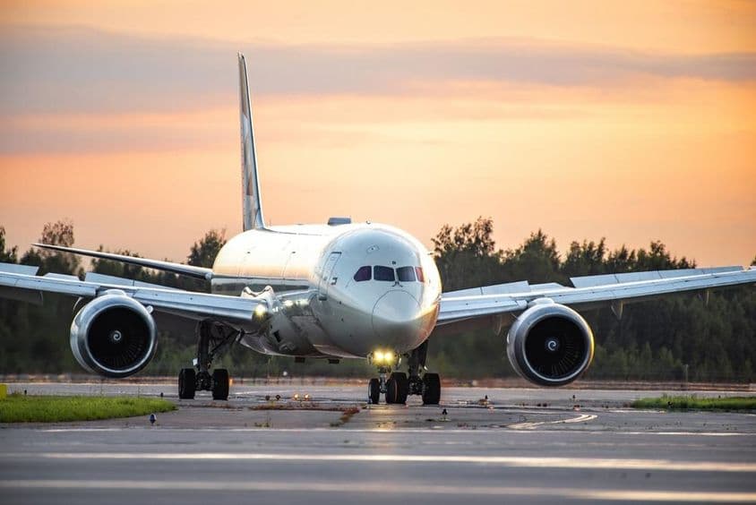阿提哈德航空波音787-8梦幻客机在跑道上滑行。