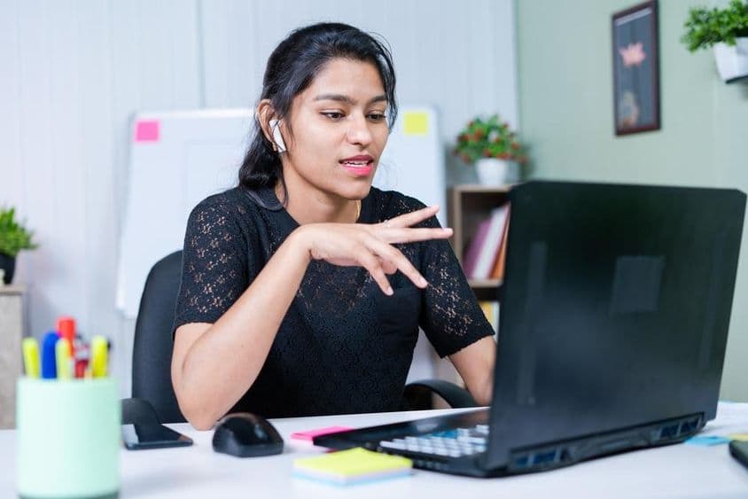 年轻印度女商人通过视频通话说服客户接受项目。