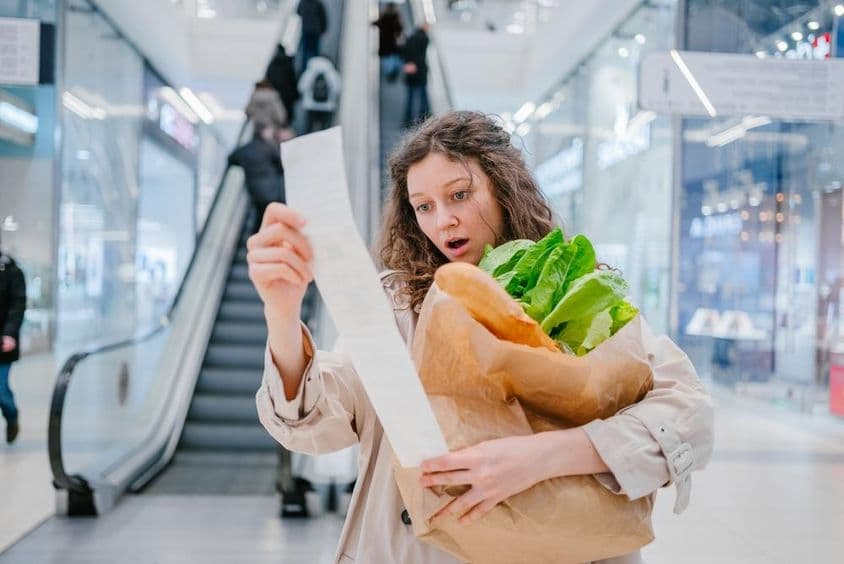 购物中心中,一位震惊的女性在超市。