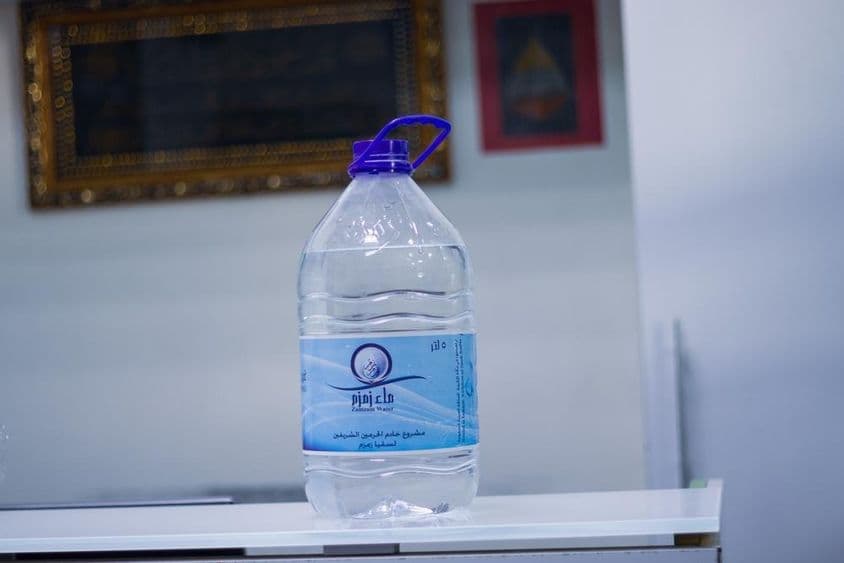 纯正扎姆扎姆水储存在瓶中。