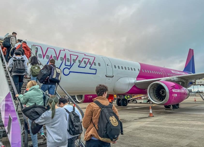 背包客登上 Wizz Air 航空公司的飞机