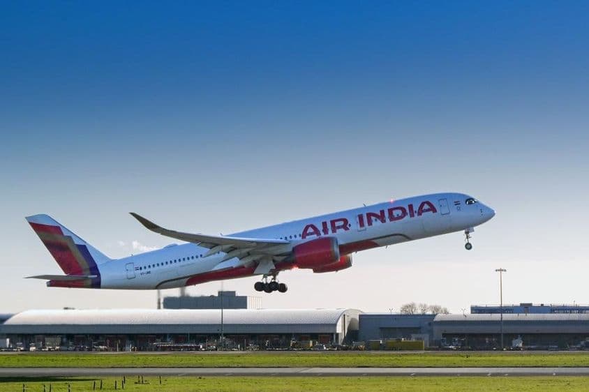 一架由印度航空运营的空客A350在伦敦希思罗机场起飞。