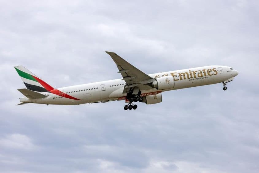 阿联酋航空波音777-31H-ER(注册号:A6-EGQ)起飞中。